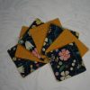 Lot de lingettes, tissu fond bleu foncé avec des fleurs, oiseaux et papillons dans des couleurs pastels