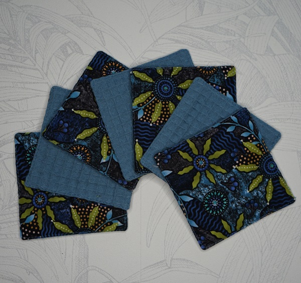 Lot de lingettes, tissu bleu d'inspiration aborigène avec des motifs ronds et des feuilles vertes