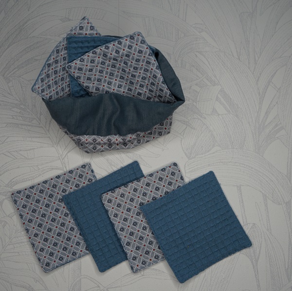 Lingettes démaquillantes avec pochon tissu losanges bleu gris et tissu nid bleu gris