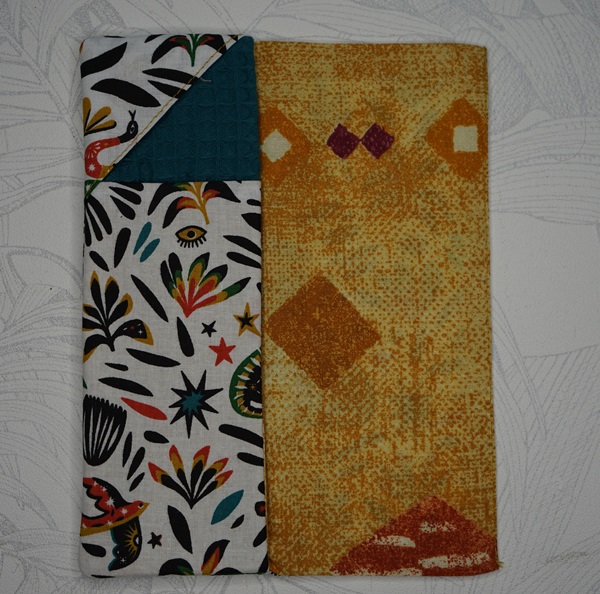 Pochette brosse à dents, dentifrice et lavette tissu blanc avec différents animaux et feuilles en dégradé orange, jaune, bleu turquoise et noir