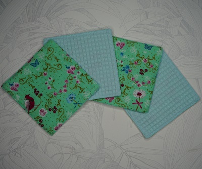 Lingettes débarbouillantes tissu fond vert avec des papillons, oiseaux et fleurs