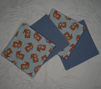 Lingettes débarbouillantes tissu fond bleu avec des chat couleur rouille