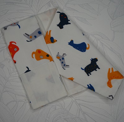 Protège carnet de santé animaux tissu blanc avec des chiens bleu, gris, orange et jaune