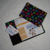 Protège carnet de santé animaux démonstration tissu tissu noir avec des pattes multicolores