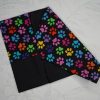 Protège carnet de santé animaux tissu tissu noir avec des pattes multicolores