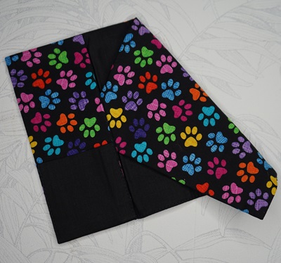 Protège carnet de santé animaux tissu tissu noir avec des pattes multicolores