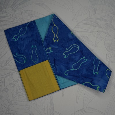 Protège carnet de santé animaux tissu batik bleu roi avec des contours de chats stylisés