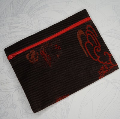 Pochette tissu velours milleraies marron et motifs fleurs vert rouge