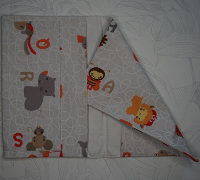 Pochette à langer tissu fond gris clair avec des animaux de couleurs vives