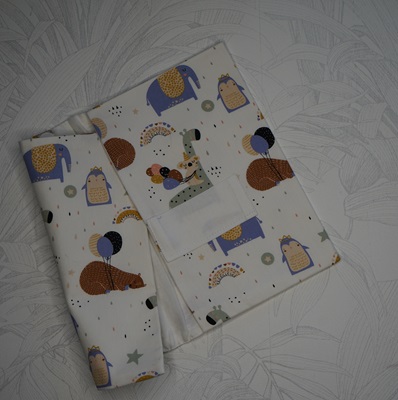 Protège carnet de santé bébé et enfant tissu blanc avec des ours bruns, des éléphants bleu, des girafes vertes, des koalas et des pingouins beiges