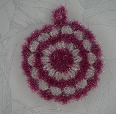 Tawashi au crochet blanc et violet