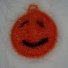 Tawashi au crochet orange avec visage brodé