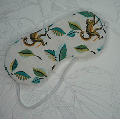 Masque yeux aux graines tissu fond blanc avec des ouistitis marrons dur des branches