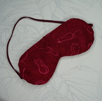 Masque yeux aux graines tissu batik rouge bordeau avec un motifs de chats