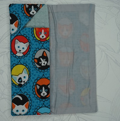 Pochette brosse à dents, dentifrice et lavette tissu bleu turquoise avec des médaillons de chats