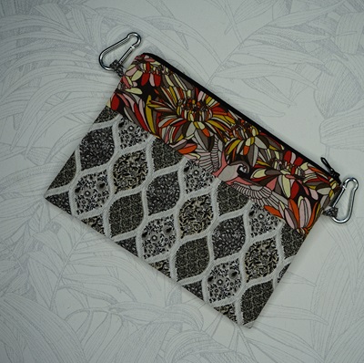 Pochette de taille bas en tissu losange gris sur fond blanc et rabat tissu fleurs avec un oiseau