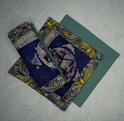 Essuie tout lavable en patchwork, tissu wax bleu, contour tissu oiseaux et fleurs, doublé de nid d'abeille vert d'eau